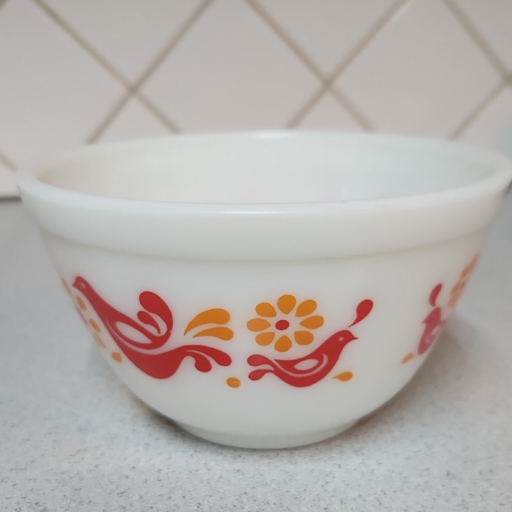 Pyrex Friendship 2 Cups Sized Bowl.  Excellent Condition.